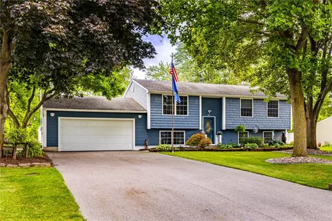 6 Spicewood Ln, Chili, NY 14624