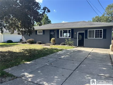 24 Laurie Ln, Jamestown, NY 14701