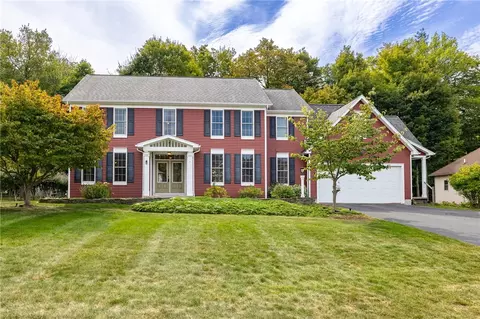255 Gallant Fox Ln, Webster, NY 14580