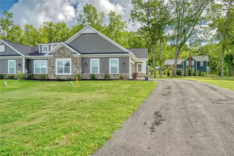 1410 Creeks Edge Dr, Webster, NY 14580