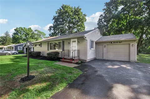 28 Horizon Dr, Rochester, NY 14625