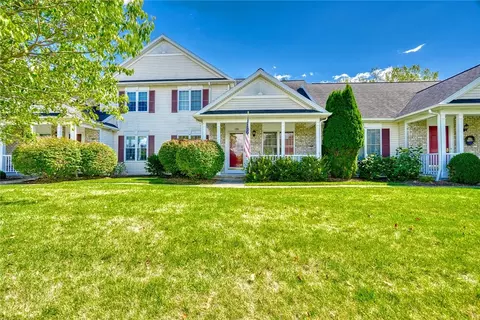 135 Deseyn Dr, Canandaigua, NY 14424