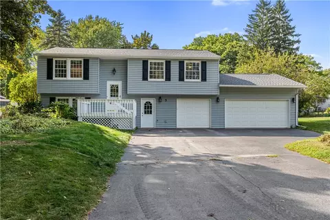 5 Marberth Dr, Henrietta, NY 14467