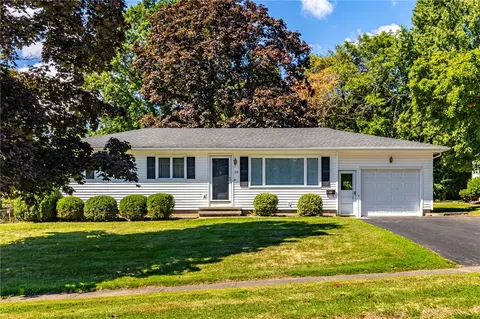 39 Rigney Ln, Greece, NY 14612