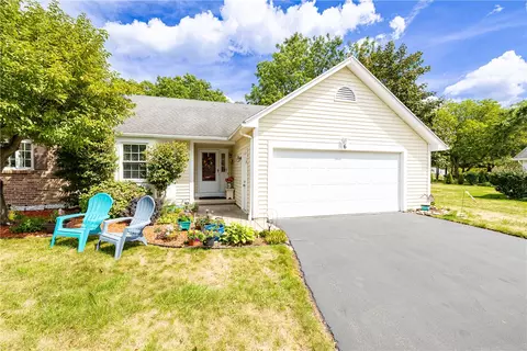 6 Hampton Cir, Perinton, NY 14450