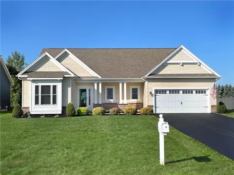 613 Pine Lakes Trl, Webster, NY 14580