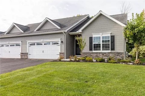 43 Spotts Cir, Riga, NY 14428