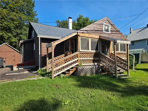 15 River Ln, Barker, NY 13746