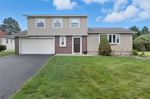 17 Middleton Ln, Penfield, NY 14526