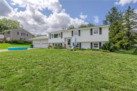 945 Bunker Hill Dr, Macedon, NY 14502