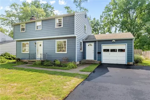 67 Fairmeadow Dr, Rochester, NY 14618