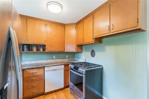 Kitchen - 12 Brooktree Dr, Perinton, NY 14526 photo 3 of 4