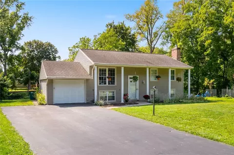 12 Brooktree Dr, Perinton, NY 14526