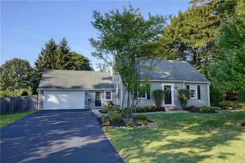 6 Devonshire Dr, Penfield, NY 14526