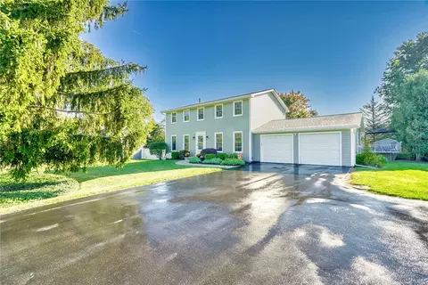 6215 Buckskin Dr, Farmington, NY 14425