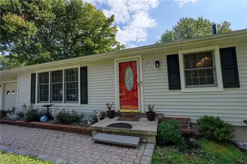 27 Country Gables Cir, Gates, NY 14606