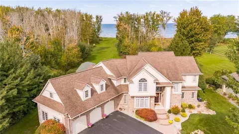 22 N Shore Dr, Parma, NY 14468