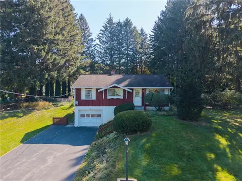 21 Oak Hill Ter, Perinton, NY 14526