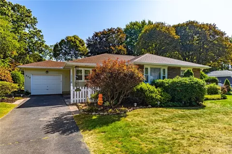 273 Circle Ln, Webster, NY 14580