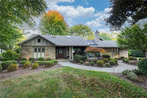 6 Shire Oaks Dr, Pittsford, NY 14534