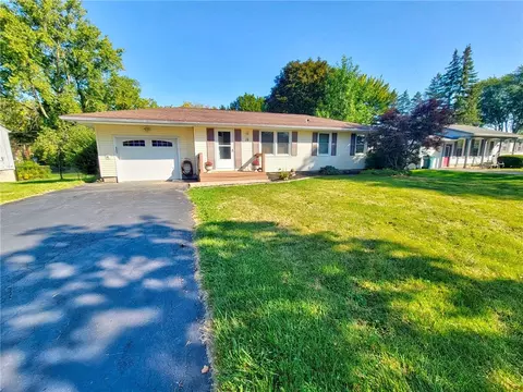 10 Sunny Slope Dr, Parma, NY 14468