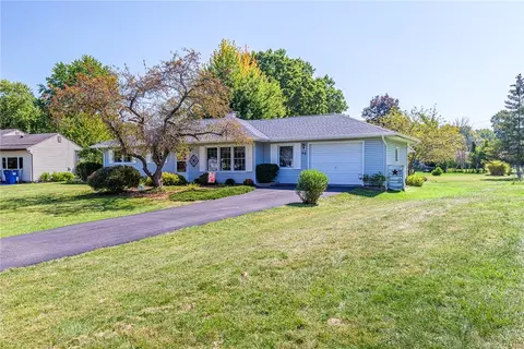 83 Greenbrier Ln, Rochester, NY 14623
