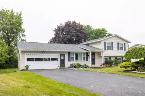 47 Bramblewood Ln W, Gates, NY 14624