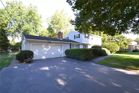 10 Olympus Dr, Macedon, NY 14502