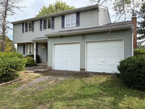 28 Settlers Ln, Hamlin, NY 14464