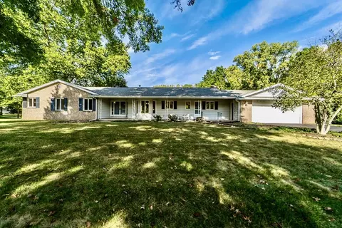 8 Framingham Ln, Pittsford, NY 14534