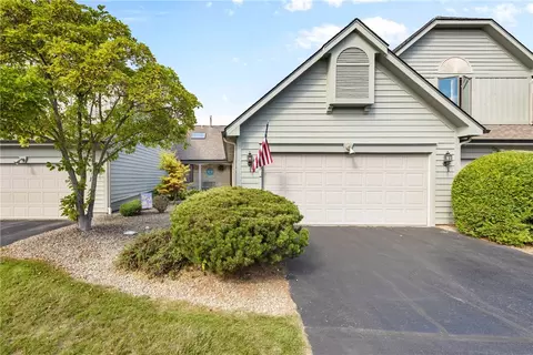 35 Wood Run Cmns, Greece, NY 14612