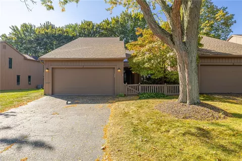 7 Sky Ridge Dr, Rochester, NY 14625