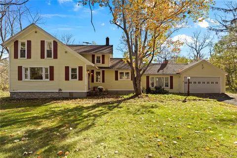 812 Stonybrook Rd, Honeoye Falls, NY 14472