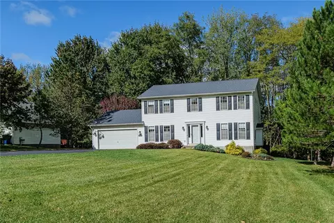 3563 View Pointe Dr, Macedon, NY 14502