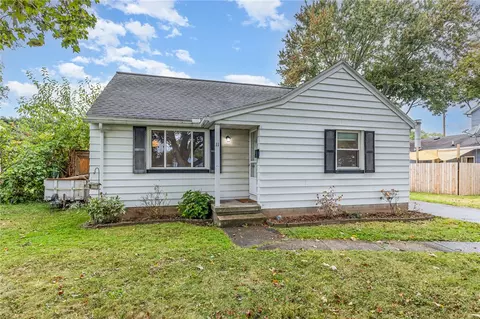 11 Hedge St, Gates, NY 14606