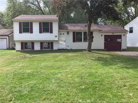 32 Mapleview Cir, Penfield, NY 14526