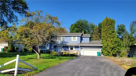 73 Charleswood Dr, Pittsford, NY 14534