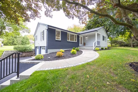 2 Cherrymede Cres, Fairport, NY 14450