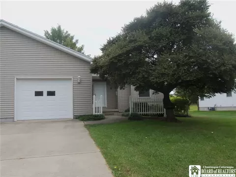 5 Pleasant Ave, Pomfret, NY 14063