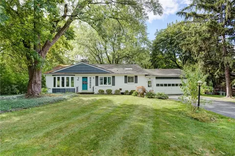 10 Crestview Dr, Pittsford, NY 14534