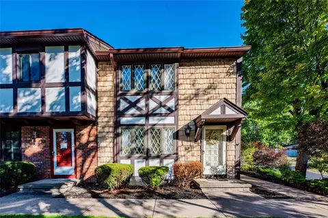 5 New Wickham Dr, Penfield, NY 14526