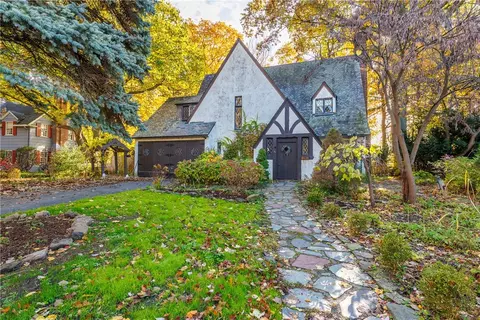 21 Hillsboro Rd, Brighton, NY 14610