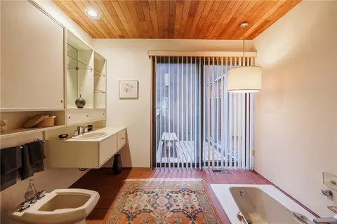 Bath - 249 Hoffman Rd, Irondequoit, NY 14622 photo 2 of 4