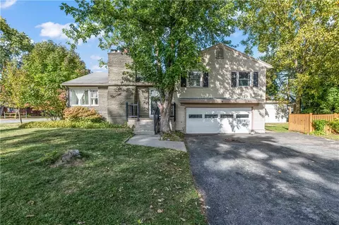 8 Clearbrook Dr, Irondequoit, NY 14609