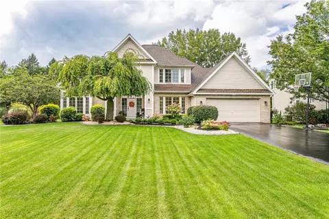 9 Parham Dr, Penfield, NY 14526