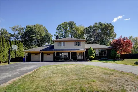 14 Firestone Dr, Gates, NY 14624
