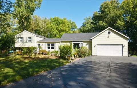 64 Hartwood Dr, Rochester, NY 14623