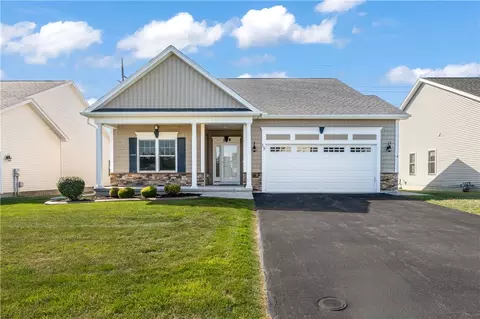 15 Lantana Ln, Greece, NY 14612