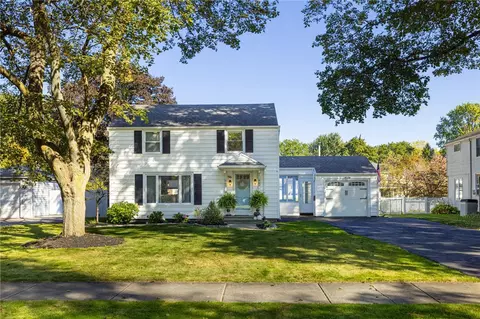 96 Tottenham Rd, Irondequoit, NY 14609