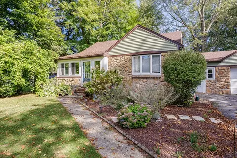 497 Hampton Blvd, Greece, NY 14612